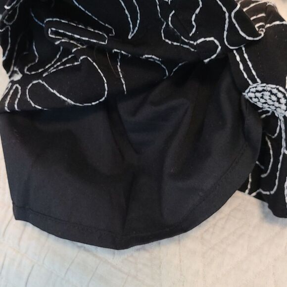 Talbots Black and White Floral Embroidered Capris Size 14 - Picture 8 of 13